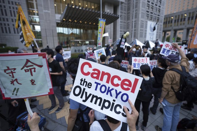 Tokijské protesty proti olympiáde. Foto - TASR/AP
