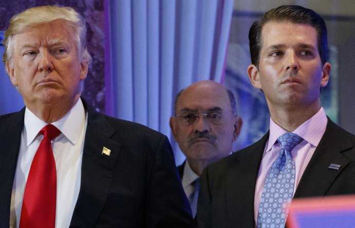 Americký exprezident Donald Trump, jeho syn Donald Junior a jeho kľúčový muž pre financie Allen Weisselberg. Foto - TASR/AP