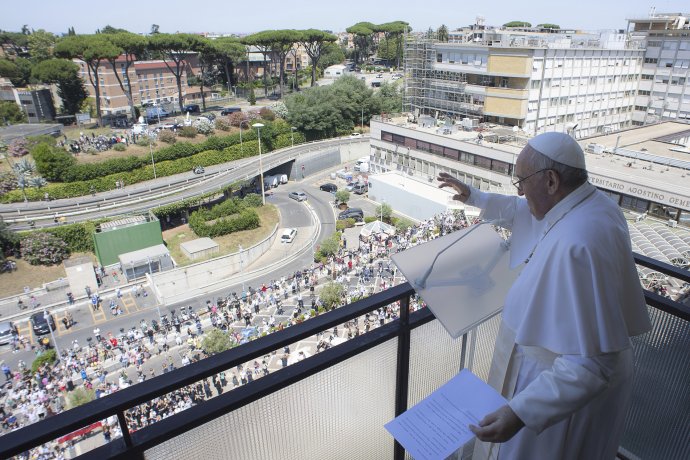 Pápež František zdraví veriacich z balkóna Univerzitnej nemocnice Agostina Gemelliho 11. júla 2021 v Ríme. Foto - TASR/AP