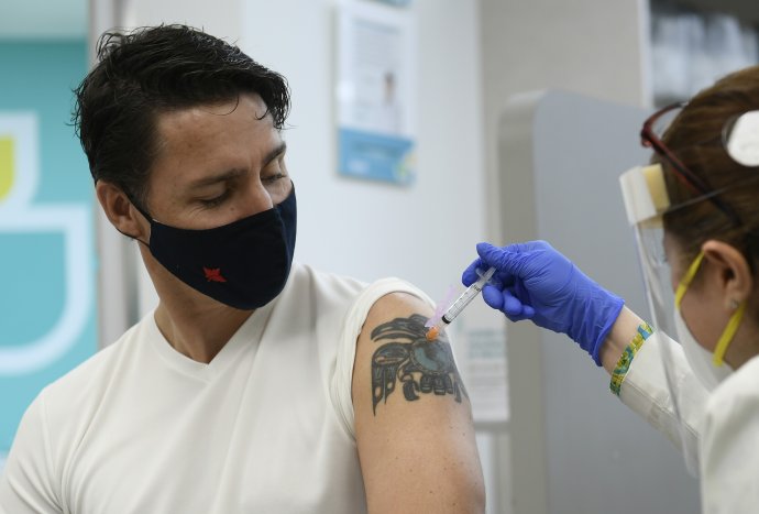 Premiér Justin Trudeau dostal druhú dávku vakcíny proti covidu začiatkom júla. Foto – TASR/AP
