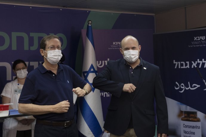 Prezident Isaac Herzog (vľavo) dostal tretiu dávku vakcíny proti covidu, Vedľa neho je premiér Naftali Bennett. Foto - TASR/AP