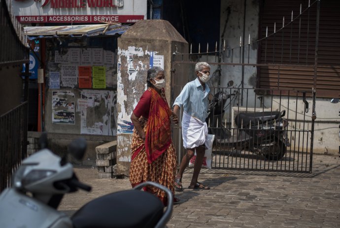 Indický pár prichádza na očkovanie. Foto - TASR/AP