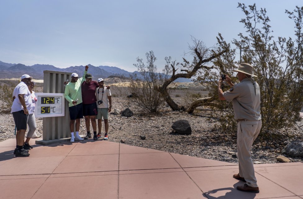 Turisti sa fotia pri teplomere v Údolí smrti. Foto – Washington Post/Melina Mara
