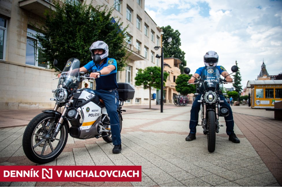 Elektrické motorky mestských policajtov v Michalovciach. Foto N – Vladimír Šimíček