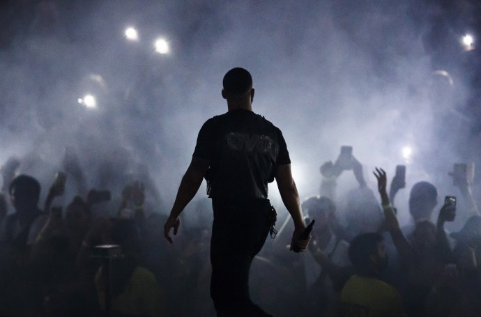 SY 7 Toronto - Kanadský rapper Drake počas koncertu v rámci turné "Aubrey & The Three Amigos Tour" v kanadskom Toronte 21. augusta 2018. Foto - TASR/AP
