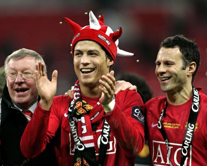Sir Alex Ferguson, Cristiano Ronaldo a Ryan Giggs v roku 2009. Foto – TASR/AP