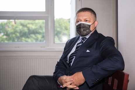 Robert Fico čaká na pojednávanie s Dušanom Kováčikom. Foto – TASR