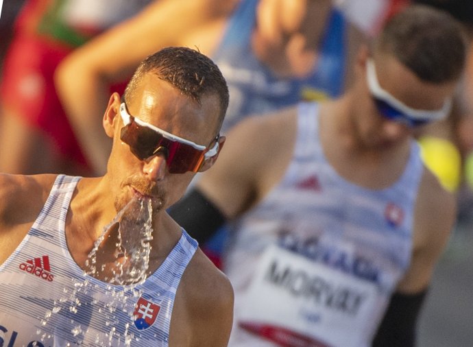 Matej Tóth počas olympijských pretekov, v pozadí Michal Morvay. Foto - TASR/Martin Baumann