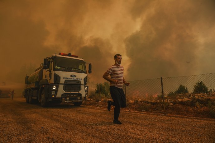Požiar v blízkosti tureckej Antalye. Foto - TASR/AP