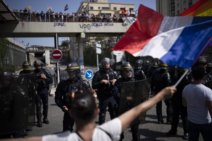 Protest proti covid pasom vo francúzskom Marseille. Foto - TASR/AP