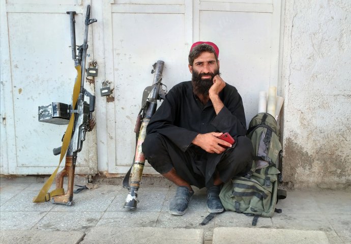 Talibanský ozbrojenec v meste Farah. Foto - TASR/AP
