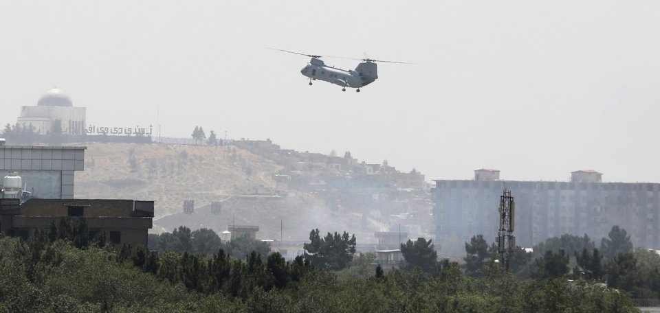 Americký vrtuľník nad Kábulom. Veľvyslanectvo USA evakuuje zamestnancov a techniku z krajiny. Foto – TASR/AP