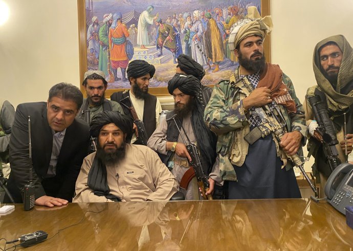 Talibanskí bojovníci po tom, čo prevzali kontrolu nad prezidentským palácom. Foto – TASR/AP