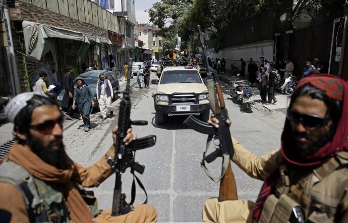 Talibanskí bojovníci hliadkujú v uliciach Kábulu. Ilustračné foto – TASR/AP