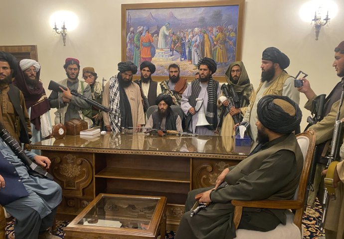 Bojovníci Talibanu preberajú kontrolu nad prezidentským palácom v Kábule. Foto - TASR/AP