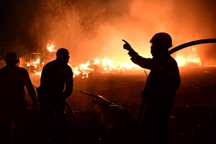 Hasiči hasia lesný požiar v oblasti Adames na severnom predmestí Atén. Foto - TASR/AP