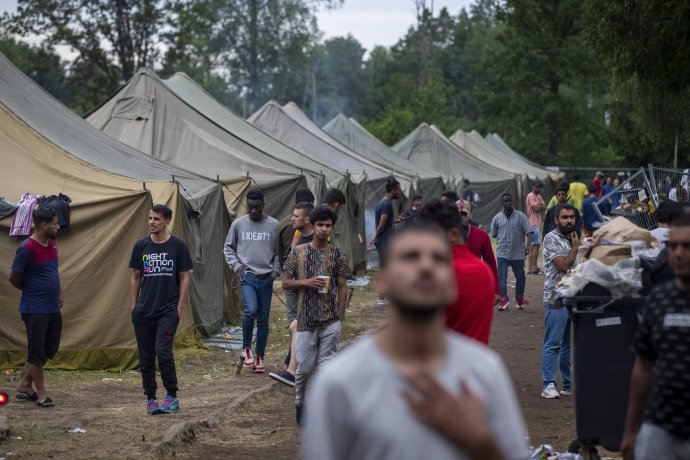 Migranti v novopostavenom utečeneckom tábore na vojenskom výcvikovom stredisku Rudninkai v Litve. Foto - TASR/AP