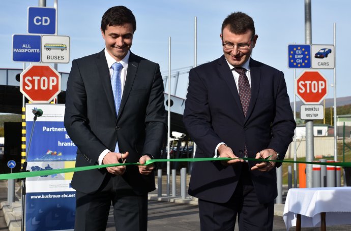 Radko Kuruc (vľavo) a František Imrecze pri otváraní zrekonštruovaného hraničného priechodu vo Vyšnom Nemeckom v roku 2015. Foto – TASR