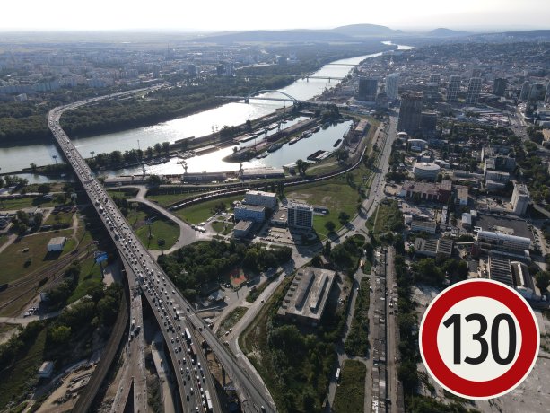 Najvyššia maximálna intenzita dopravy na Slovensku bola v roku 2020 nameraná na Prístavnom moste v Bratislave. Za 24 hodín ním prešlo 121 175, čo ročne predstavuje 35 miliónov vozidiel.