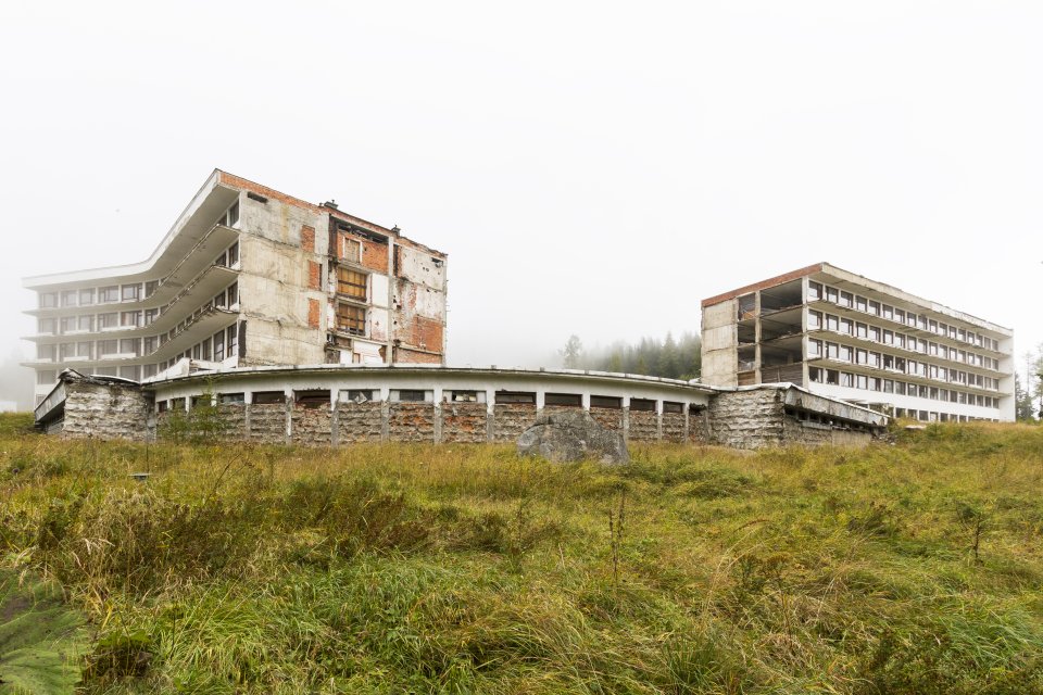 Ruina sanatória Helios, niekdajšieho výrazného príkladu citlivého začlenenia architektúry do krajiny. Foto - Peter Kuzmin