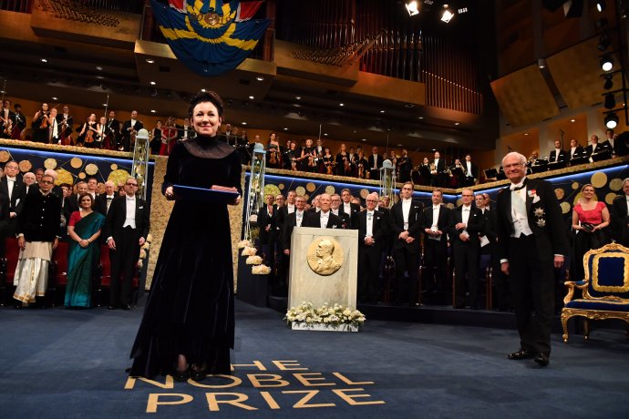 Olga Tokarczuková počas preberania Nobelovej ceny za literatúru za rok 2018. Foto - TASR/AP