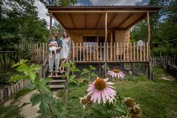 Bez vysokej hypotéky a&nbsp;mimo ruchu mesta: Ako sa žije v&nbsp;drobnom dome na kolesách