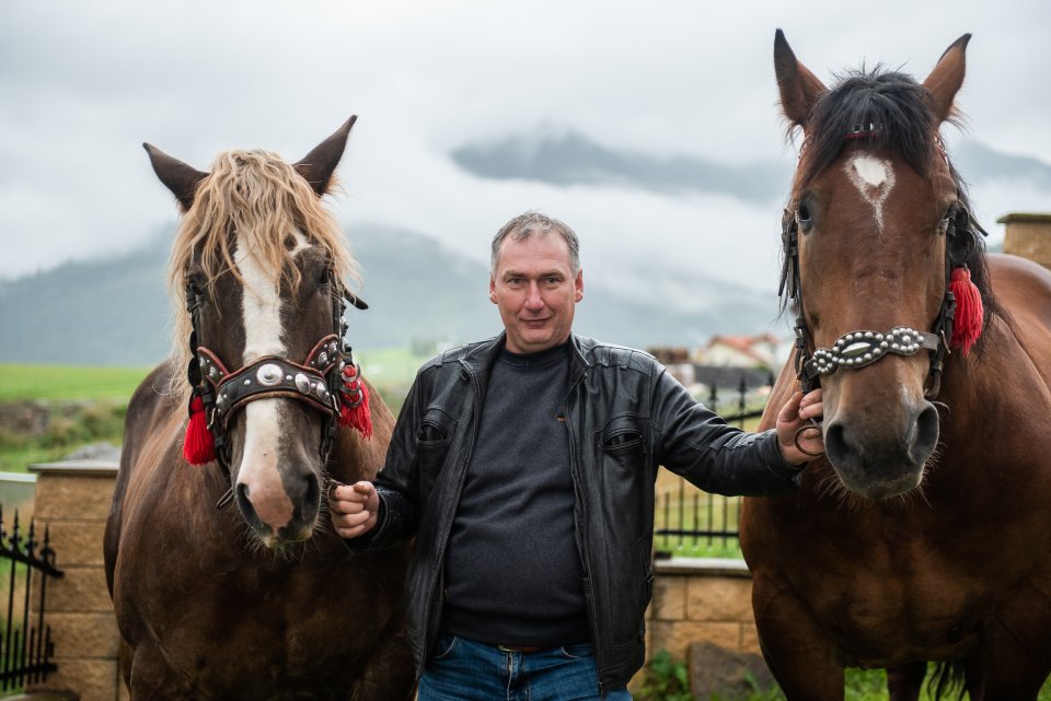 Vladimír Vida pracuje ako furman od roku 1999, má päť koní, k povolaniu priviedol aj svojho syna. Foto N - Tomáš Hrivňák