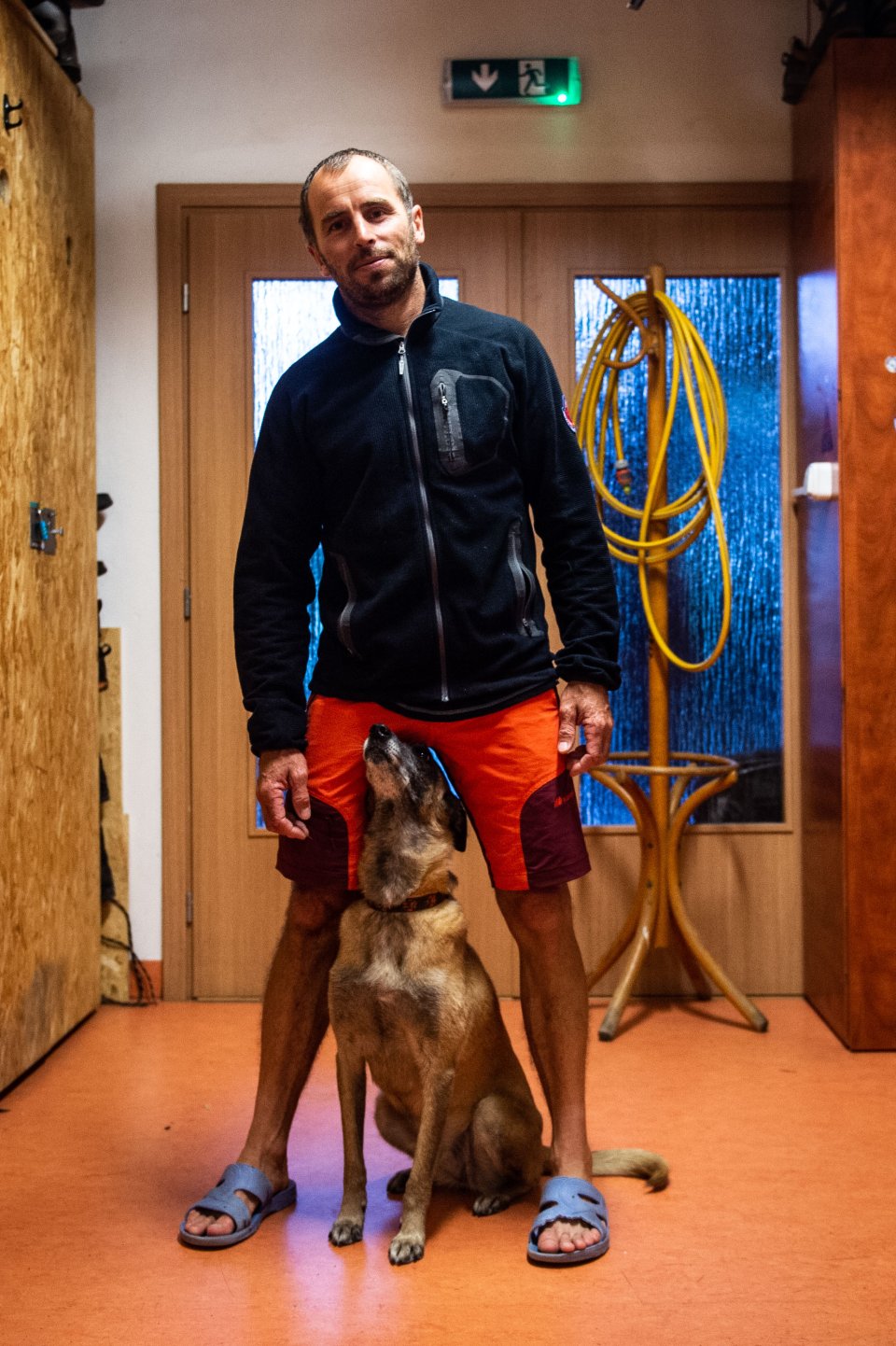 Záchranár Ján Korenko s lavínovým psom Didi. Foto N - Vladimír Šimíček