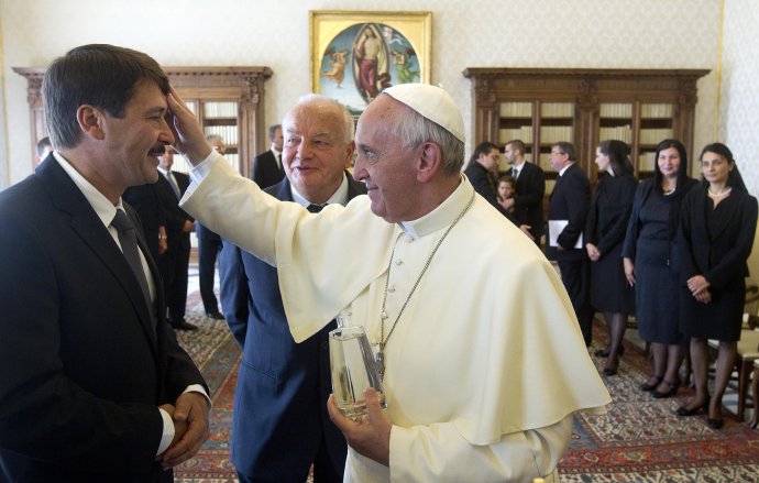 Maďarský prezident János Áder na audiencii u pápeža Františka vo Vatikáne v roku 2013. Foto – TASR/AP