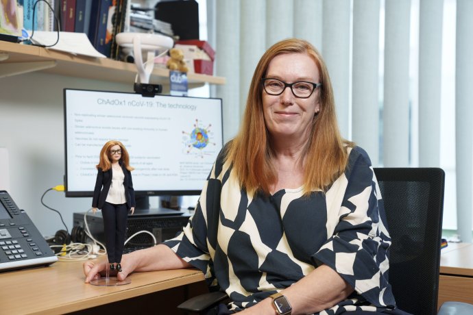 Profesorka vakcinológie Sarah Gilbert drží Barbie so svojou podobou. Zdroj: Andy Paradise/Mattel via AP