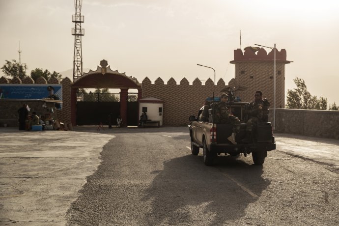Afganskí vojaci hliadkujú pred Kábulom. Foto – Washington Post/Victor J. Blue