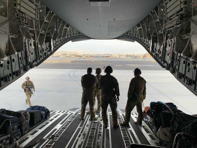 Americkí vojaci dohliadajú na bezpečnosť počas evakuácie z Kábulu. Foto – Washington Post/Susannah George