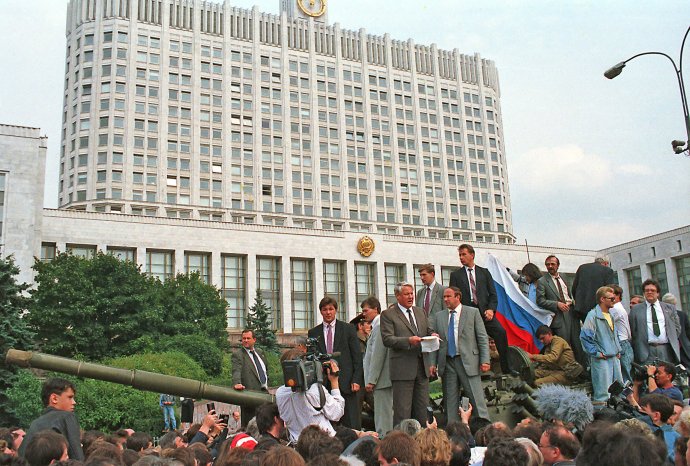 Na archívnej snímke z 19. augusta 1991 prezident Ruskej federácie Boris Jeľcin prednáša svoj prejav na tanku pred budovou parlamentu v Moskve. Pred 30 rokmi sa sprisahanci pokúsili odstrániť od moci sovietskeho prezidenta Michaila Gorbačova, zastaviť jeho politiku demokratizácie spoločnosti a vrátiť krajinu do minulosti. Tragické udalosti, ktoré sa začali odvíjať 19. augusta 1991, určili ďalší osud jednej šestiny sveta – v decembri 1991 prestal Sovietsky zväz existovať. Foto – TASR/AP
