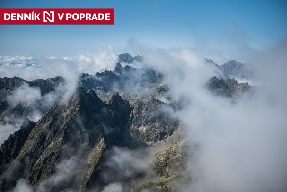 Štíty Vysokých Tatier vystupujúce z hmly, ktorá sa drží v dolinách. Foto N - Tomáš Hrivňák