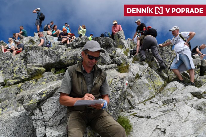 Počítanie turistov v TANAP-e na slovensko-poľskom hraničnom vrchole Rysy. Foto - TASR