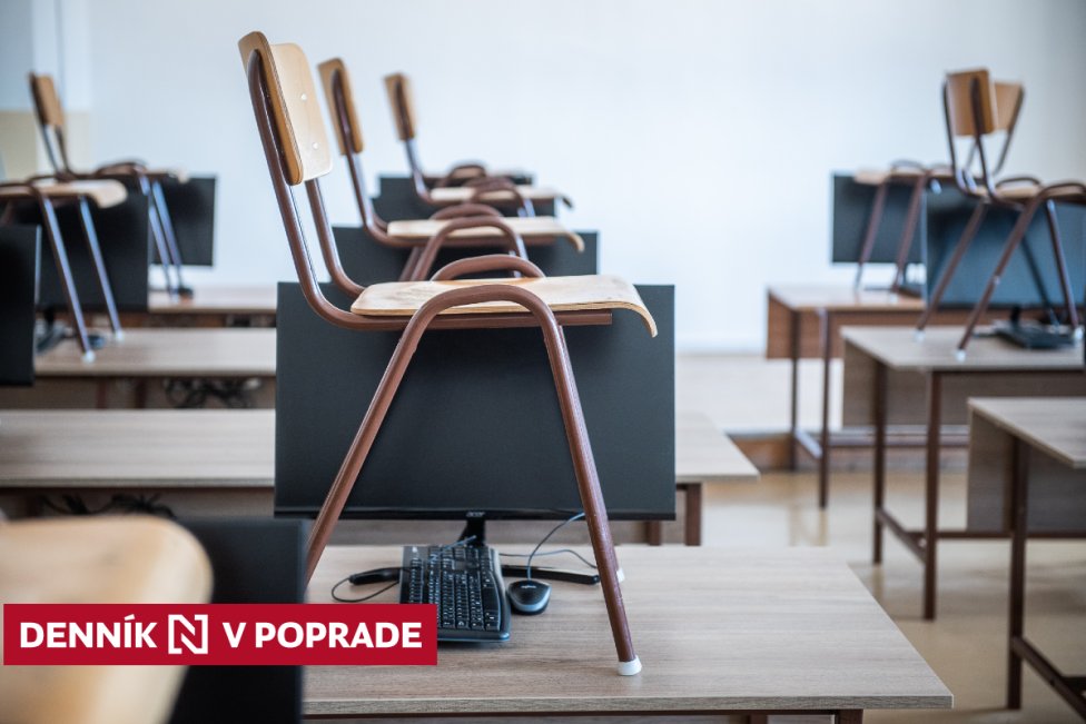 Škola v Poprade počas prázdnin. Ukáže sa, ako často bude takto vyzerať aj počas školského roka. Foto N – Tomáš Hrivňák