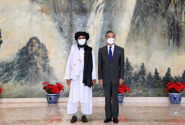 Čínsky minister zahraničia Wang Yi na stretnutí s Mullah Abdul Ghani Baradar, politickým predstaviteľom Talibanu, v Tianjin, Číne 28. júla, 2021. Li Ran/Xinhua via REUTERS