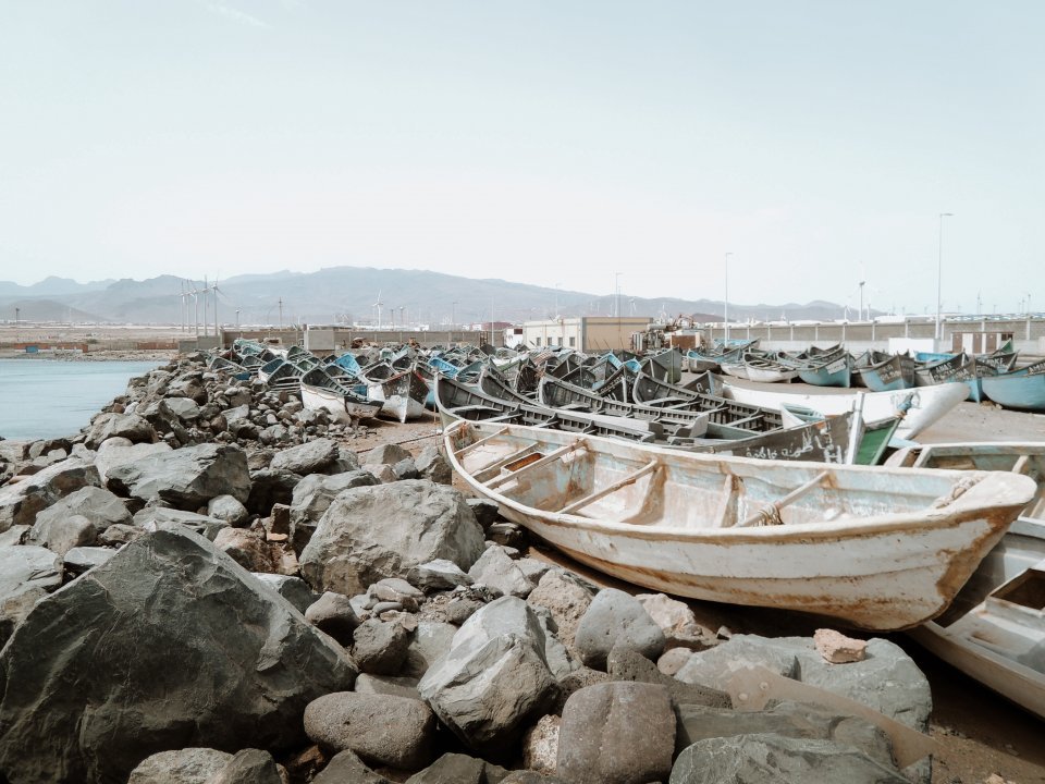 V prístave v Arigane stojí na súši viac než stovka vrakov. Foto – Deník N/Karolína Klinková