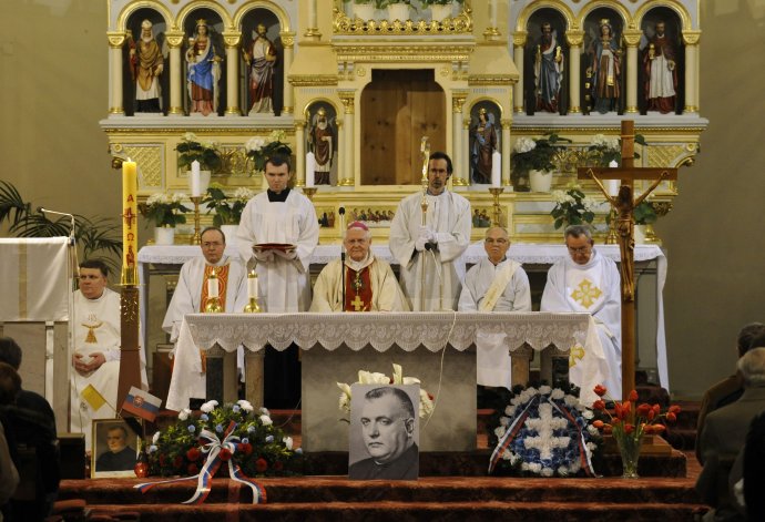 Arcibiskup Ján Sokol počas celebrovania zádušnej omše za Jozefa Tisa v bratislavskom kostole Blumentál 18. apríla 2008. FOTO TASR - Pavel Neubauer