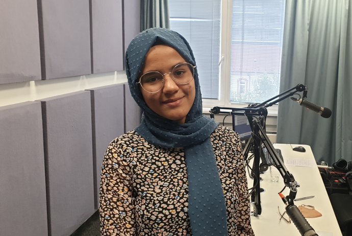 Meena Sulaimankhail v štúdiu pred nahrávaním podcastu