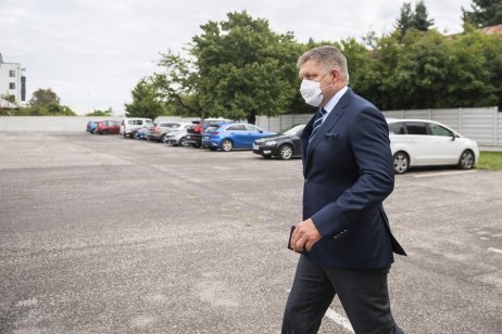 Robert Fico si vlani prišiel do Pezinka vypočuť vynesenie rozsudku v kauze Dušana Kováčika. Foto – TASR