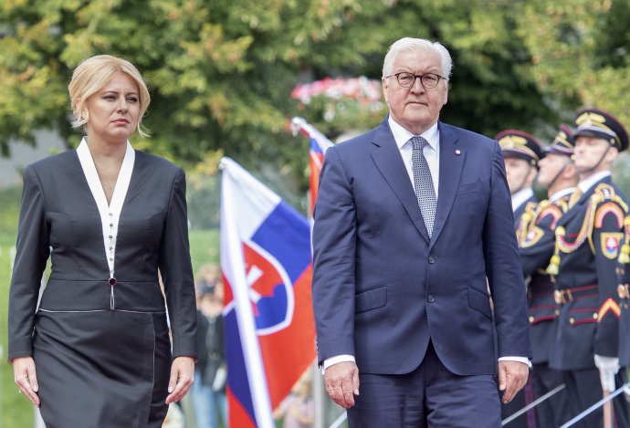 Nemecký prezident Frank-Walter Steinmeier a prezidentka SR Zuzana Čaputová počas uvítacieho ceremoniálu 2. septembra 2021 v Bratislave. Foto - TASR