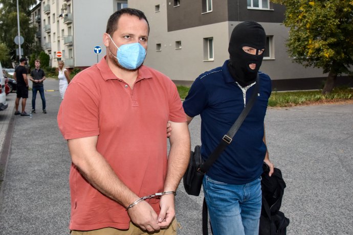 Jeden zo stíhaných vyšetrovateľov NAKA Pavol Ďurka – takto ho v polovici septembra priviedli pred súd. Foto – TASR