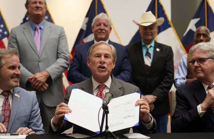 Guvernér Texasu Greg Abbott po podpise nového zákona. Foto - TASR/AP
