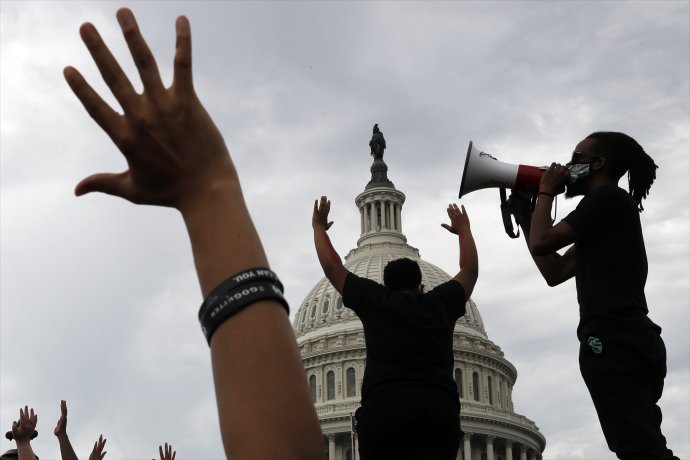 Z protestov pred Kapitolom vo Washingtone. Foto - TASR/AP
