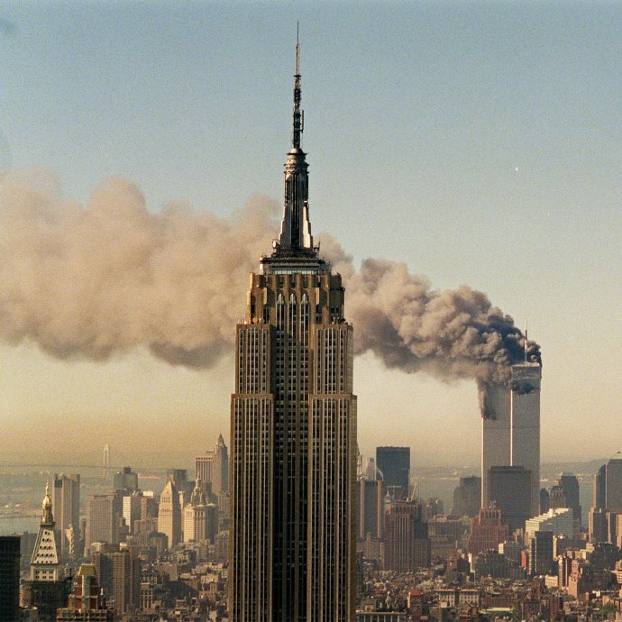 Pohľad na Empire State Building a horiace dvojičky počas útokov. Foto – TASR/AP