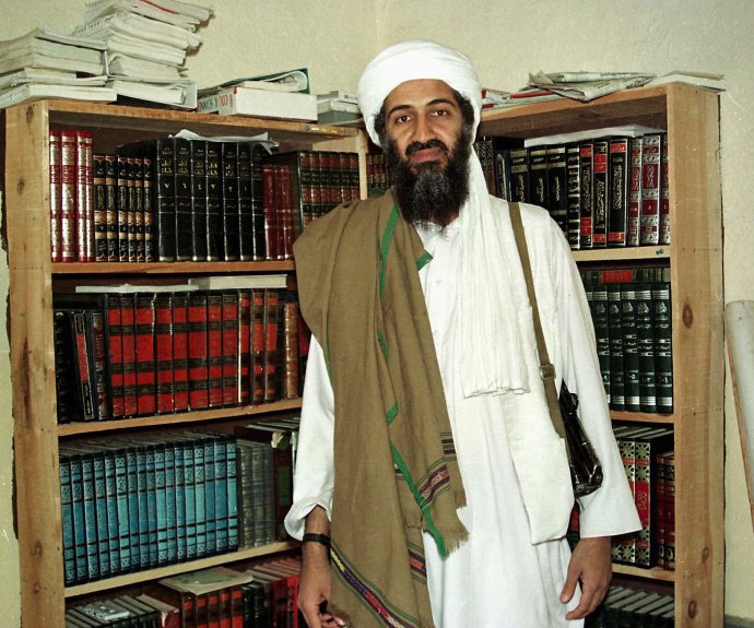 FILE--Exiled Saudi dissident Osama bin Laden is seen in this April 1998 picture in Afghanistan. While bin Laden, the West's chief suspect for Tuesday's slaughter, likely remains confined to a network of camps and caves in eastern Afghanistan, tracking him consistently has proven extraordinarily difficult for U.S. intelligence agencies. (AP Photo) LJ17 archív - Saudskoarabský terorista Osama bin Ladín na sn. z apríla 1998 v Afganistane. Nájs bin Ladína, ktorý ije v sieti podzemných úkrytov a jaskýò na východe Afganistanu, bude pre americké výzvedné sluby mimoriadne akou úlohou. TASR/AP