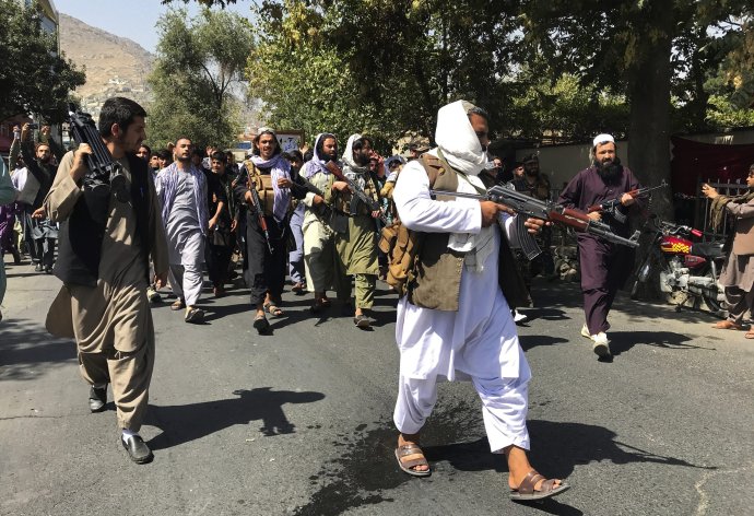 Taliban tvrdo zasiahol proti prvým demonštráciám v Kábule. Foto - TASR/AP