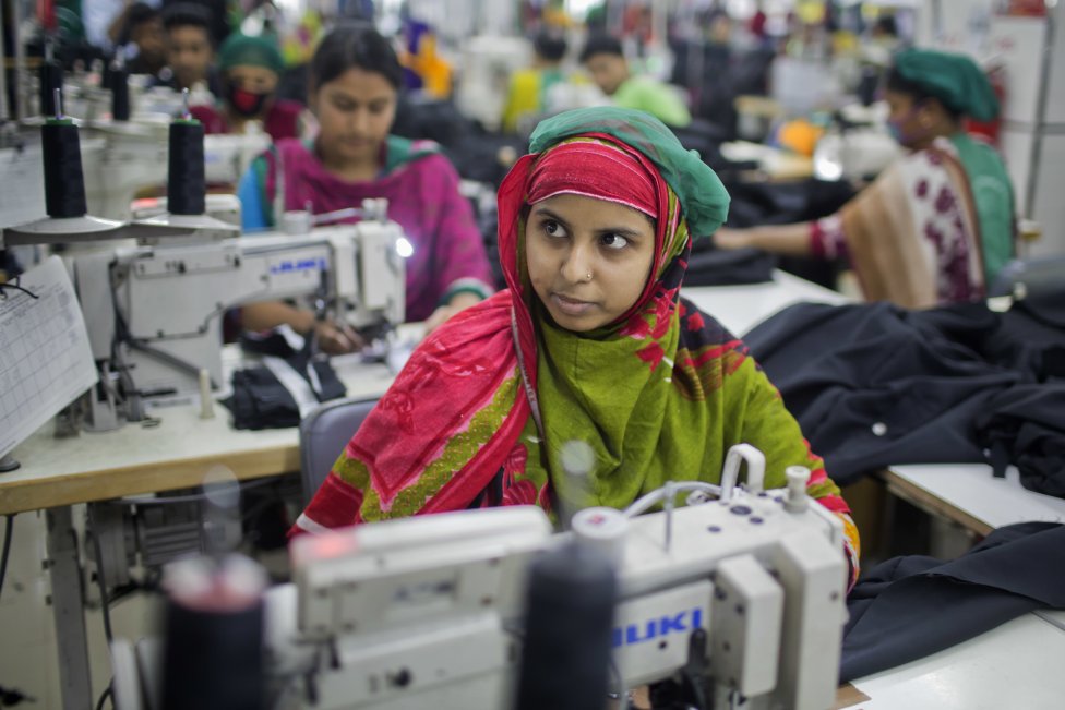 Ilustračná fotografia: Chádiza Begumová v textilnej továrni Rana Plaza, ktorá sa zrútila v roku 2013. Foto - TASR/AP