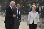 Americký prezident Joe Biden sa rozpráva s francúzskym prezidentom Emmanuelom Macronom a predsedníčkou Európskej komisie Ursulou von der Leyenovou na pláži pred Hotelom Carbis Bay po ich spoločnej fotografii na samite G7.